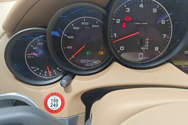 Used Porsche Cayenne 2015 Cayenne 3.0T Odometer Close Up