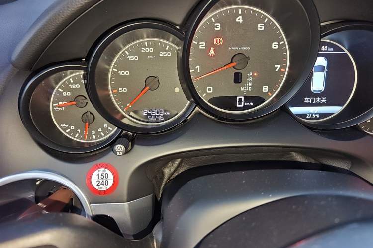 Used Porsche Cayenne 2015 Cayenne 3.0T Odometer Close Up