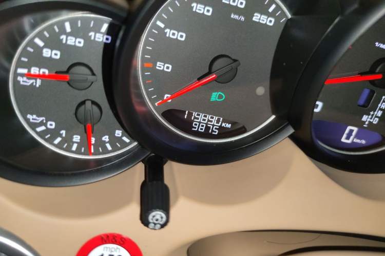 Used Porsche Cayenne 2015 Cayenne 3.0T Odometer Close Up