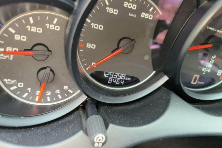 Used Porsche Cayenne 2015 Cayenne 3.0T Odometer Close Up
