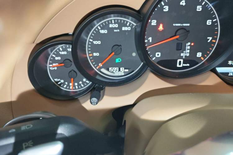 Used Porsche Cayenne 2015 Cayenne 3.0T Odometer Close Up