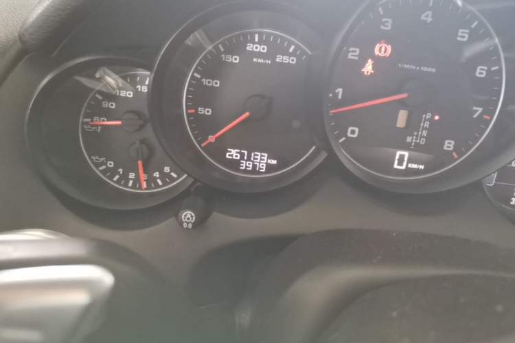 Used Porsche Cayenne 2015 Cayenne 3.0T Odometer Close Up