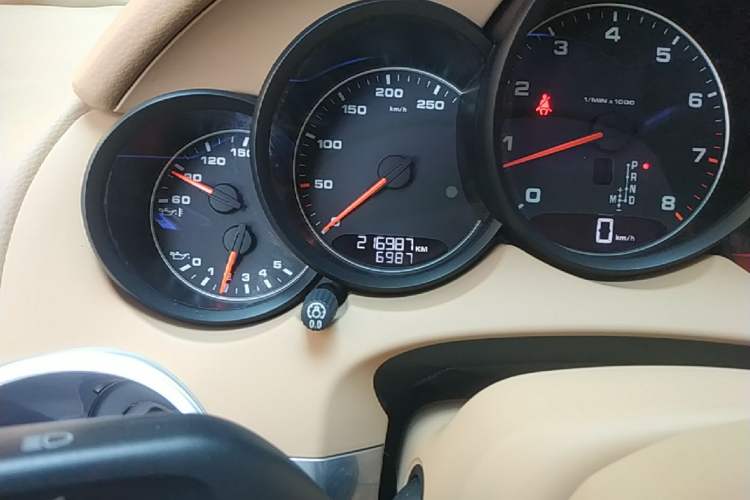 Used Porsche Cayenne 2015 Cayenne 3.0T Odometer Close Up
