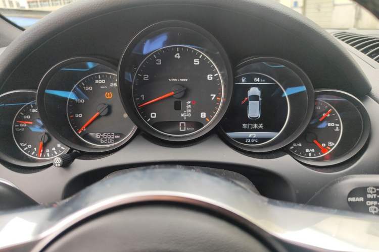 Used Porsche Cayenne 2015 Cayenne 3.0T Odometer Close Up