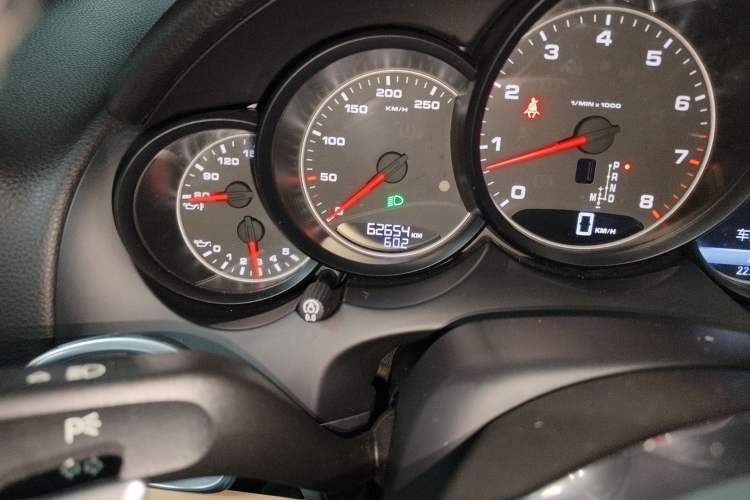 Used Porsche Cayenne 2015 Cayenne 3.0T Odometer Close Up