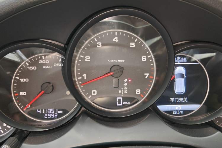 Used Porsche Cayenne 2015 Cayenne 3.0T Odometer Close Up