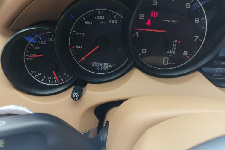 Used Porsche Cayenne 2015 Cayenne 3.0T Odometer Close Up
