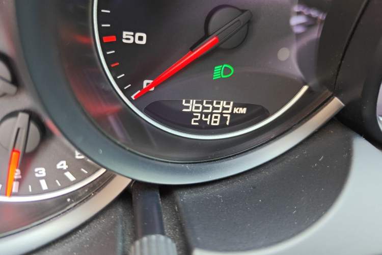Used Porsche Cayenne 2015 Cayenne 3.0T Odometer Close Up
