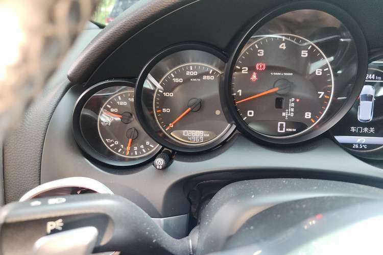 Used Porsche Cayenne 2015 Cayenne 3.0T Odometer Close Up