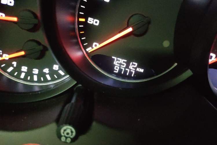Used Porsche Cayenne 2015 Cayenne 3.0T Odometer Close Up