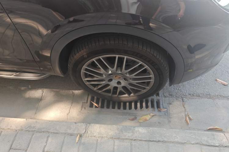 Used Porsche Cayenne 2015 Cayenne 3.0T Right Front Wheel Hub