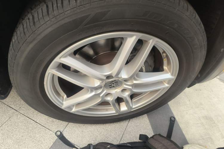 Used Porsche Cayenne 2015 Cayenne 3.0T Right Front Wheel Hub