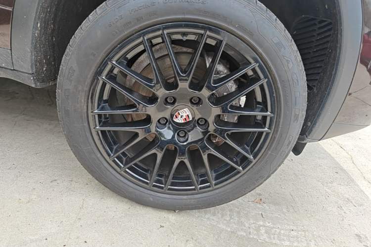 Used Porsche Cayenne 2015 Cayenne 3.0T Right Front Wheel Hub