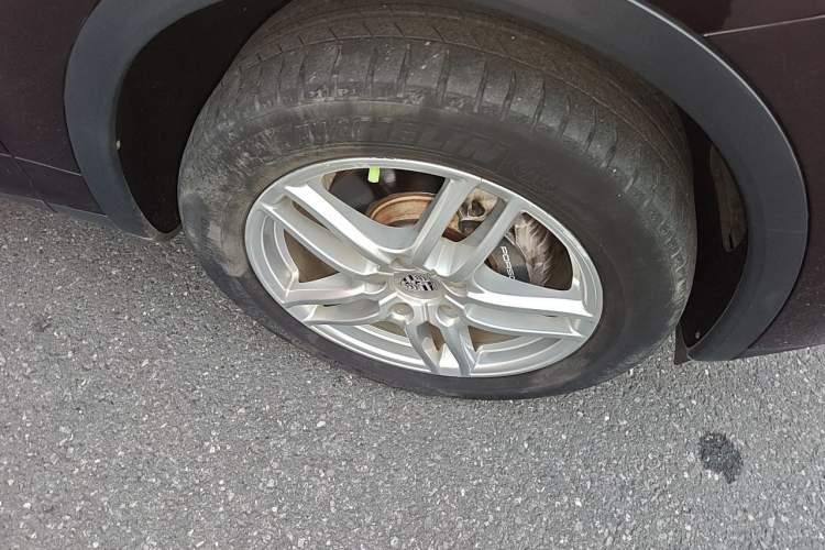 Used Porsche Cayenne 2015 Cayenne 3.0T Right Front Wheel Hub