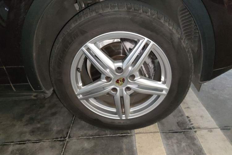 Used Porsche Cayenne 2015 Cayenne 3.0T Right Front Wheel Hub