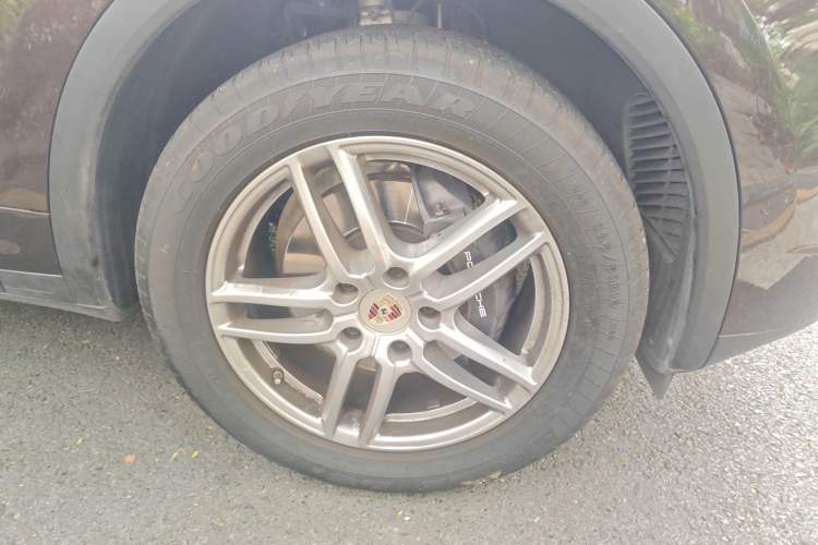 Used Porsche Cayenne 2015 Cayenne 3.0T Right Front Wheel Hub