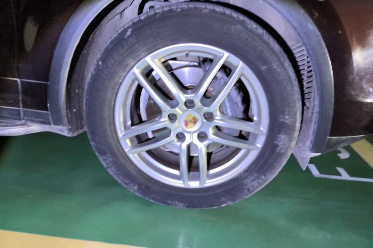 Used Porsche Cayenne 2015 Cayenne 3.0T Right Front Wheel Hub