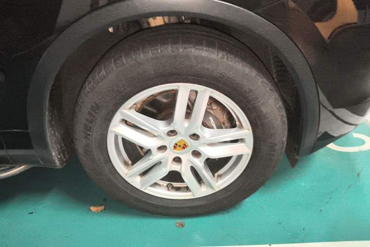 Used Porsche Cayenne 2015 Cayenne 3.0T Right Front Wheel Hub