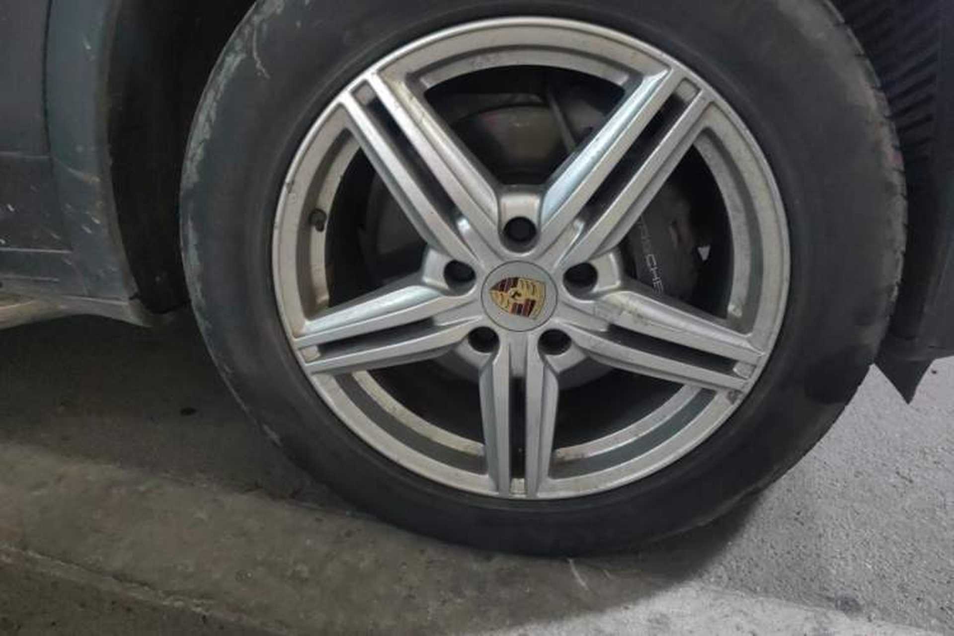 Used Porsche Cayenne 2015 Cayenne 3.0T Right Front Wheel Hub