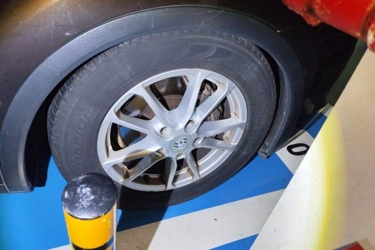 Used Porsche Cayenne 2015 Cayenne 3.0T Right Front Wheel Hub