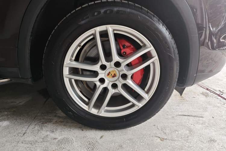 Used Porsche Cayenne 2015 Cayenne 3.0T Right Front Wheel Hub