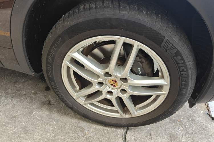 Used Porsche Cayenne 2015 Cayenne 3.0T Right Front Wheel Hub