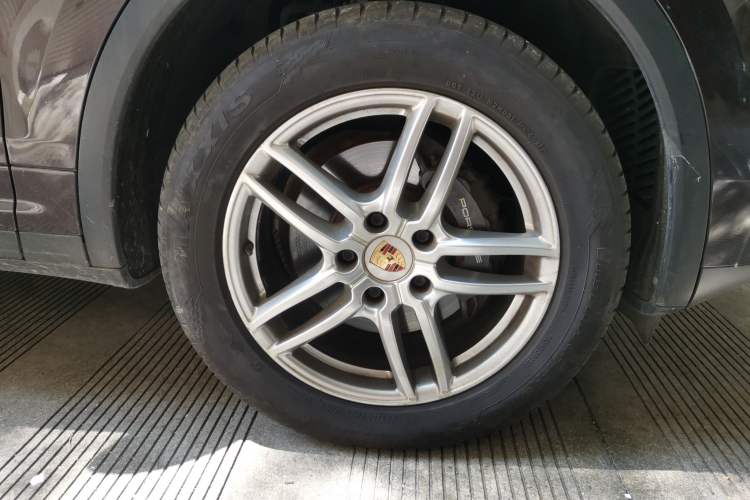 Used Porsche Cayenne 2015 Cayenne 3.0T Right Front Wheel Hub