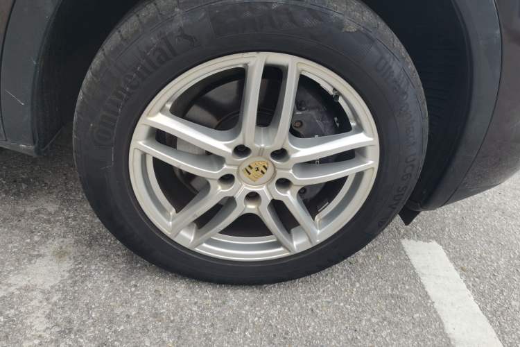 Used Porsche Cayenne 2015 Cayenne 3.0T Right Front Wheel Hub