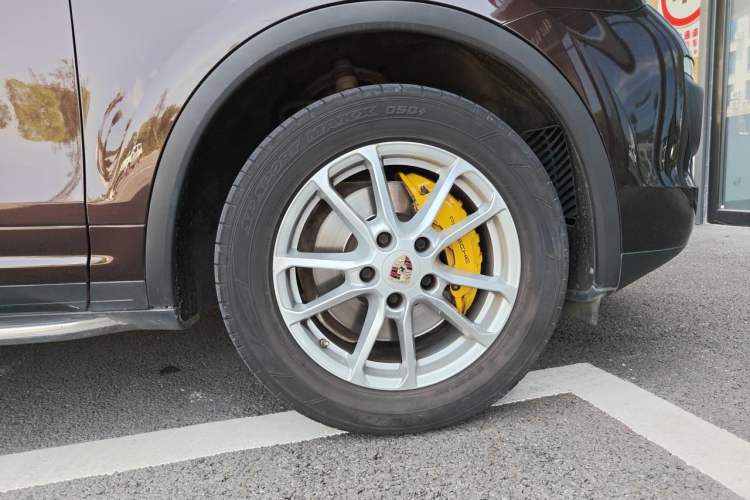 Used Porsche Cayenne 2015 Cayenne 3.0T Right Front Wheel Hub