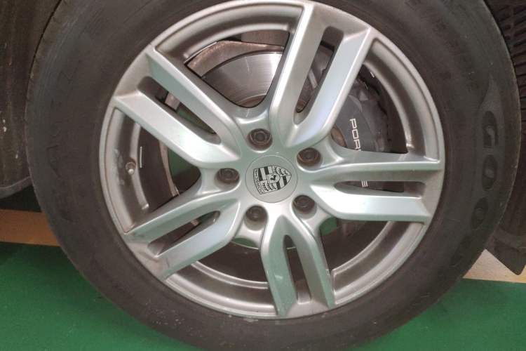 Used Porsche Cayenne 2015 Cayenne 3.0T Right Front Wheel Hub
