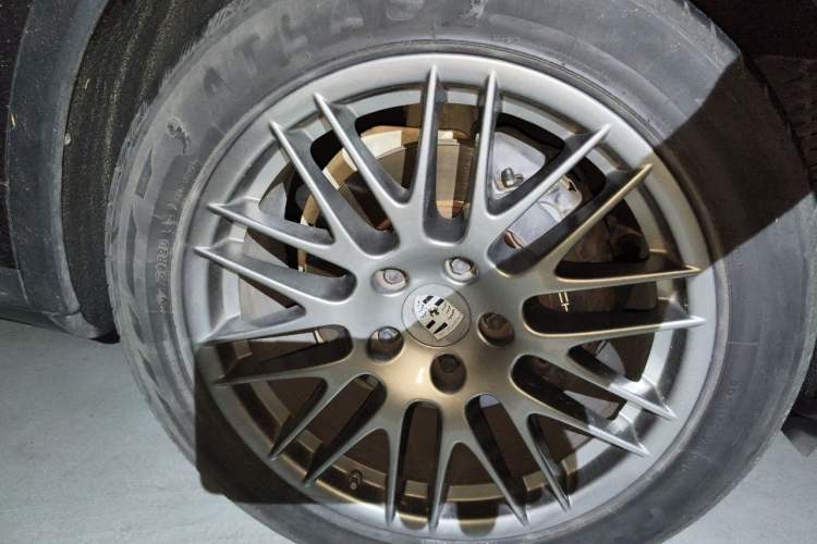 Used Porsche Cayenne 2015 Cayenne 3.0T Right Front Wheel Hub