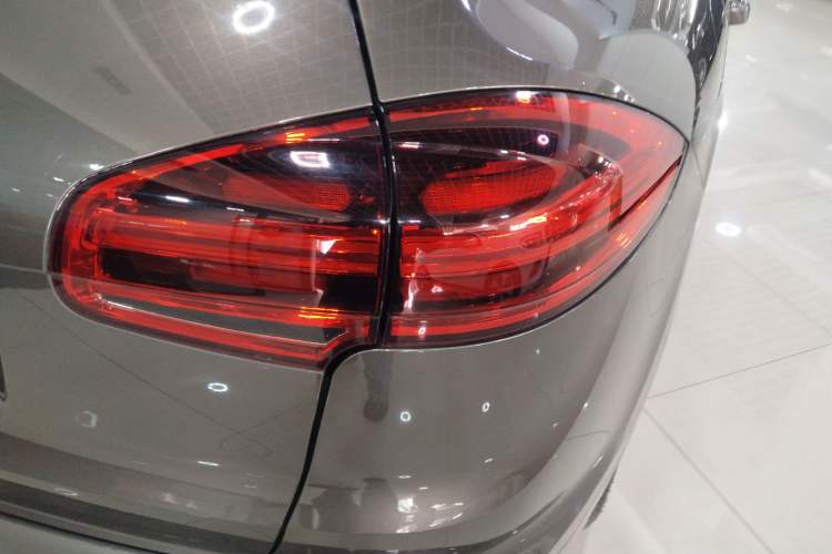 Used Porsche Cayenne 2015 Cayenne 3.0T Right Rear Taillight