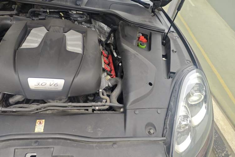 Used Porsche Cayenne 2015 Cayenne 3.0T Engine Bay Left