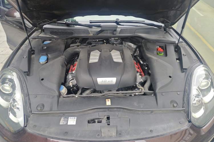 Used Porsche Cayenne 2015 Cayenne 3.0T Engine Bay