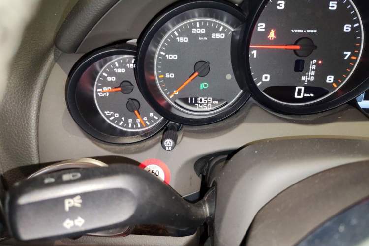 Used Porsche Cayenne 2015 Cayenne 3.0T Odometer Close Up