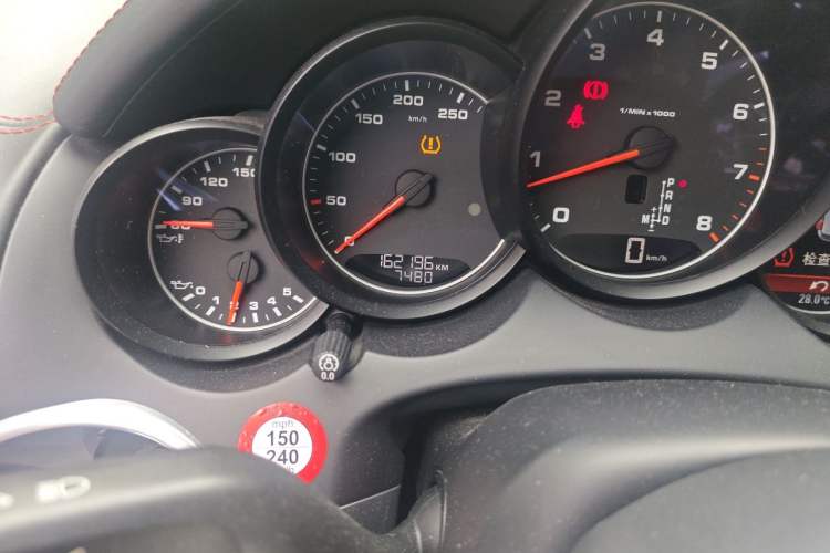 Used Porsche Cayenne 2015 Cayenne 3.0T Odometer Close Up
