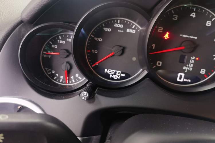 Used Porsche Cayenne 2015 Cayenne 3.0T Odometer Close Up