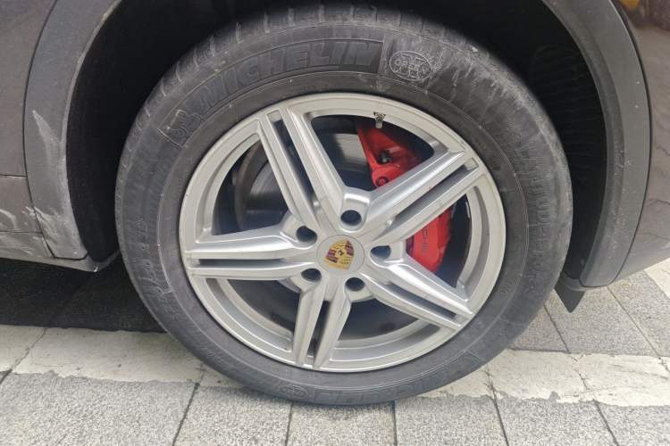 Used Porsche Cayenne 2015 Cayenne 3.0T Right Front Wheel Hub