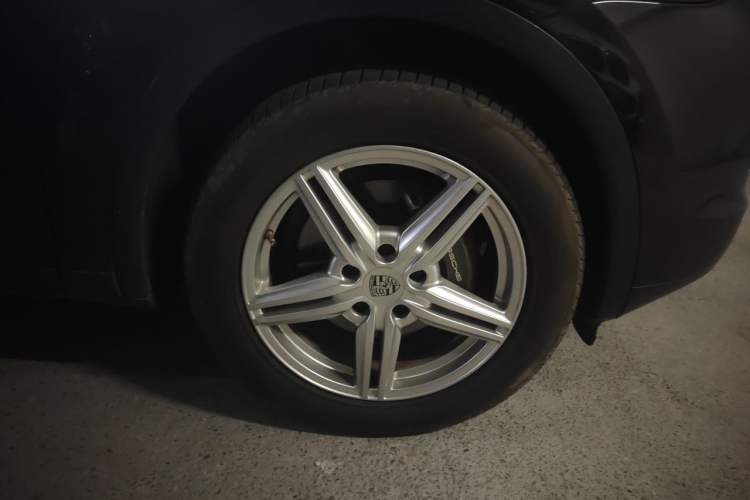 Used Porsche Cayenne 2015 Cayenne 3.0T Right Front Wheel Hub