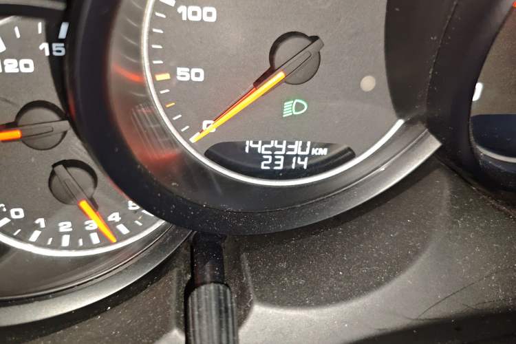 Used Porsche Cayenne 2015 Cayenne 3.0T Odometer Close Up