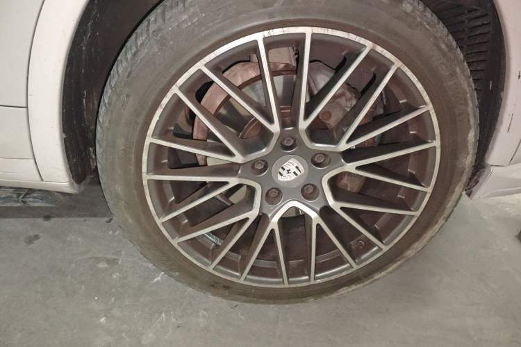 Used Porsche Cayenne 2015 Cayenne 3.0T Right Front Wheel Hub