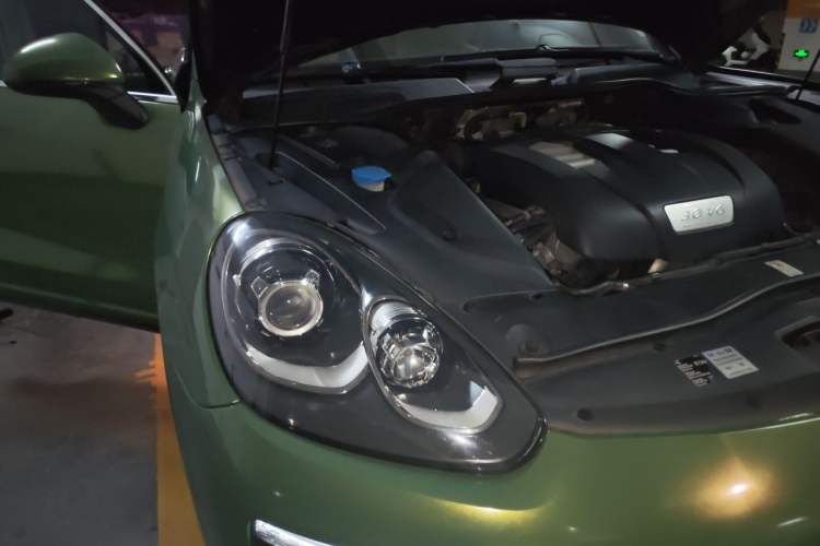 Used Porsche Cayenne 2015 Cayenne 3.0T Engine Bay Right