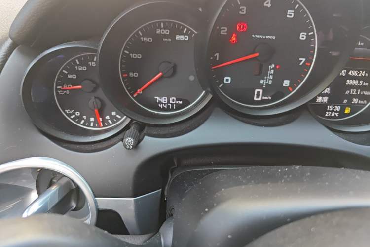 Used Porsche Cayenne 2015 Cayenne 3.0T Odometer Close Up