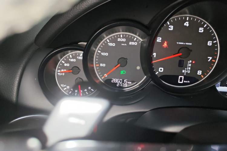 Used Porsche Cayenne 2015 Cayenne 3.0T Odometer Close Up
