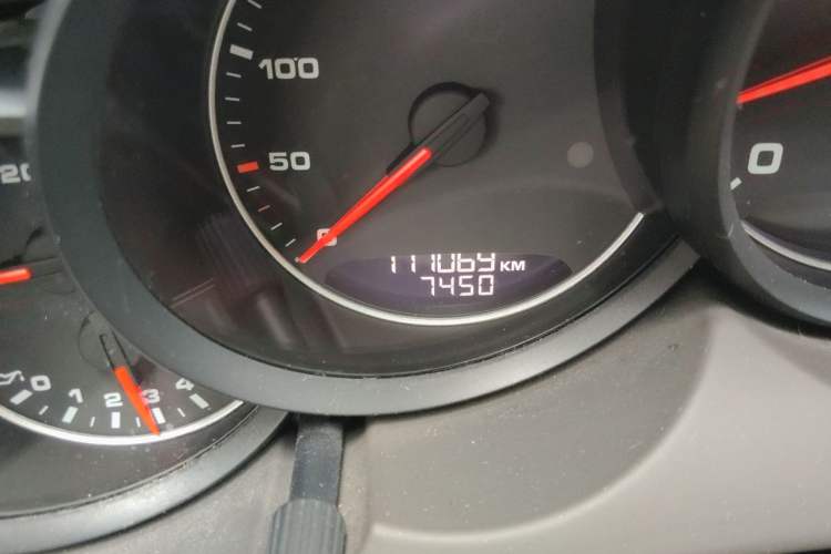Used Porsche Cayenne 2015 Cayenne 3.0T Odometer Close Up