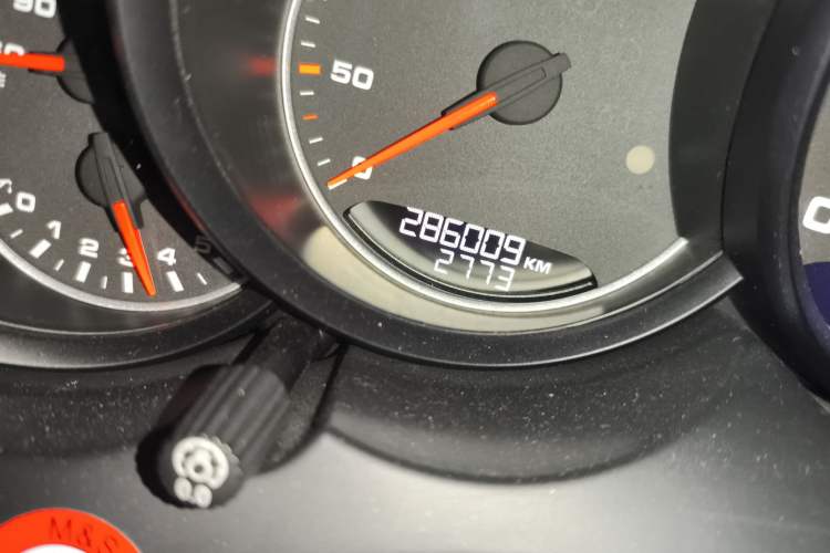 Used Porsche Cayenne 2015 Cayenne 3.0T Odometer Close Up