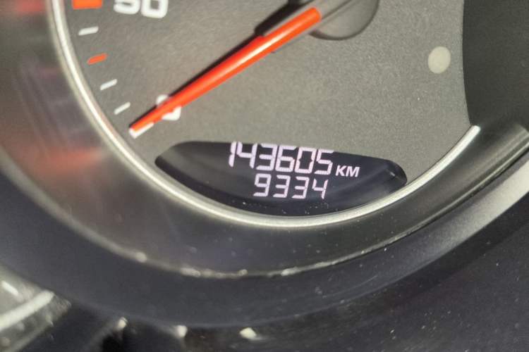 Used Porsche Cayenne 2015 Cayenne 3.0T Odometer Close Up