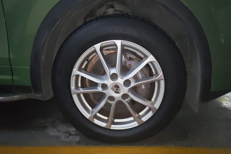 Used Porsche Cayenne 2015 Cayenne 3.0T Right Front Wheel Hub