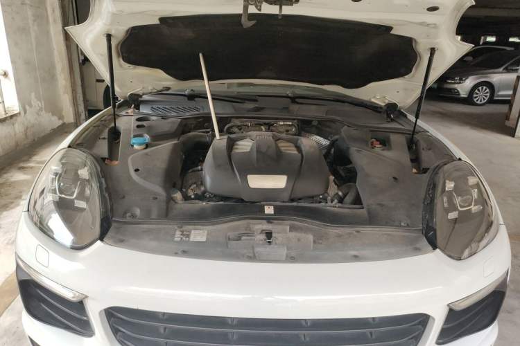 Used Porsche Cayenne 2015 Cayenne 3.0T Engine Bay