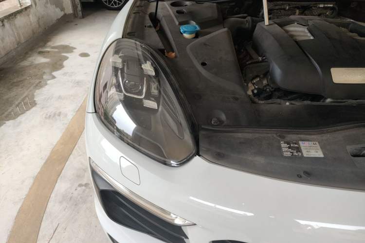 Used Porsche Cayenne 2015 Cayenne 3.0T Engine Bay Right
